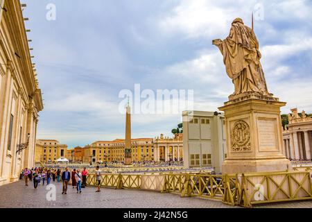 Überfüllter Petersplatz`s, Piazza San Pietro Vatican mit Brunnen, die von Carlo Maderno und Gian Lorenzo Bernini zur Verzierung des Platzes geschaffen wurden, Vatikan Stockfoto